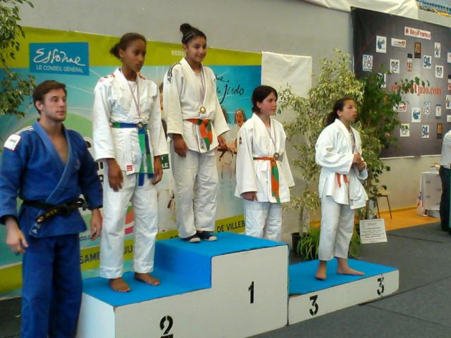 Sirine YAHIA sur la plus haute marche du « Critérium Essonne 2014 ».benjamines -48 kg.